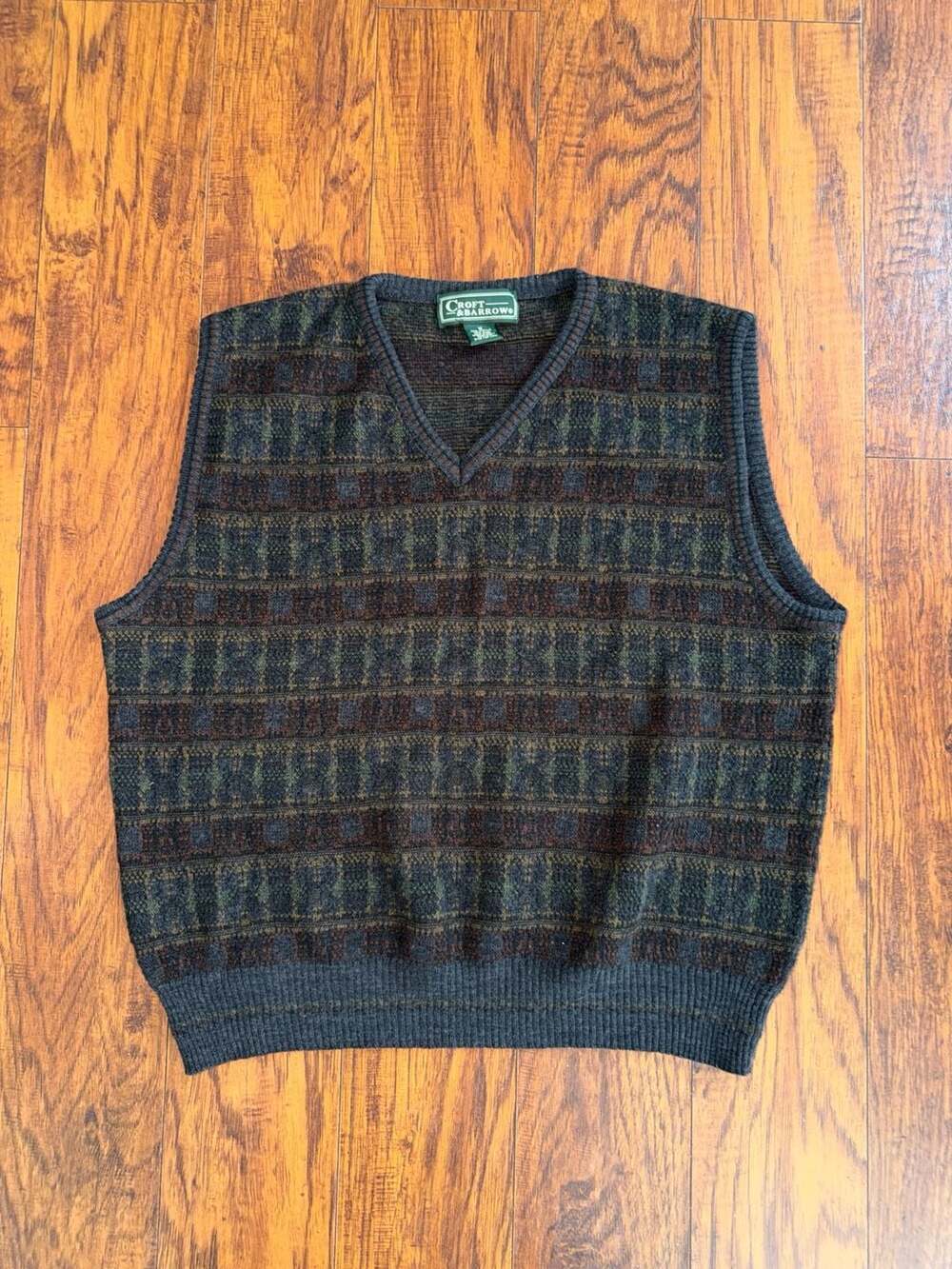 Croft & Barrow Vintage Geometric Pattern V-Neck Acrylic Wool Sweater Vest Made i